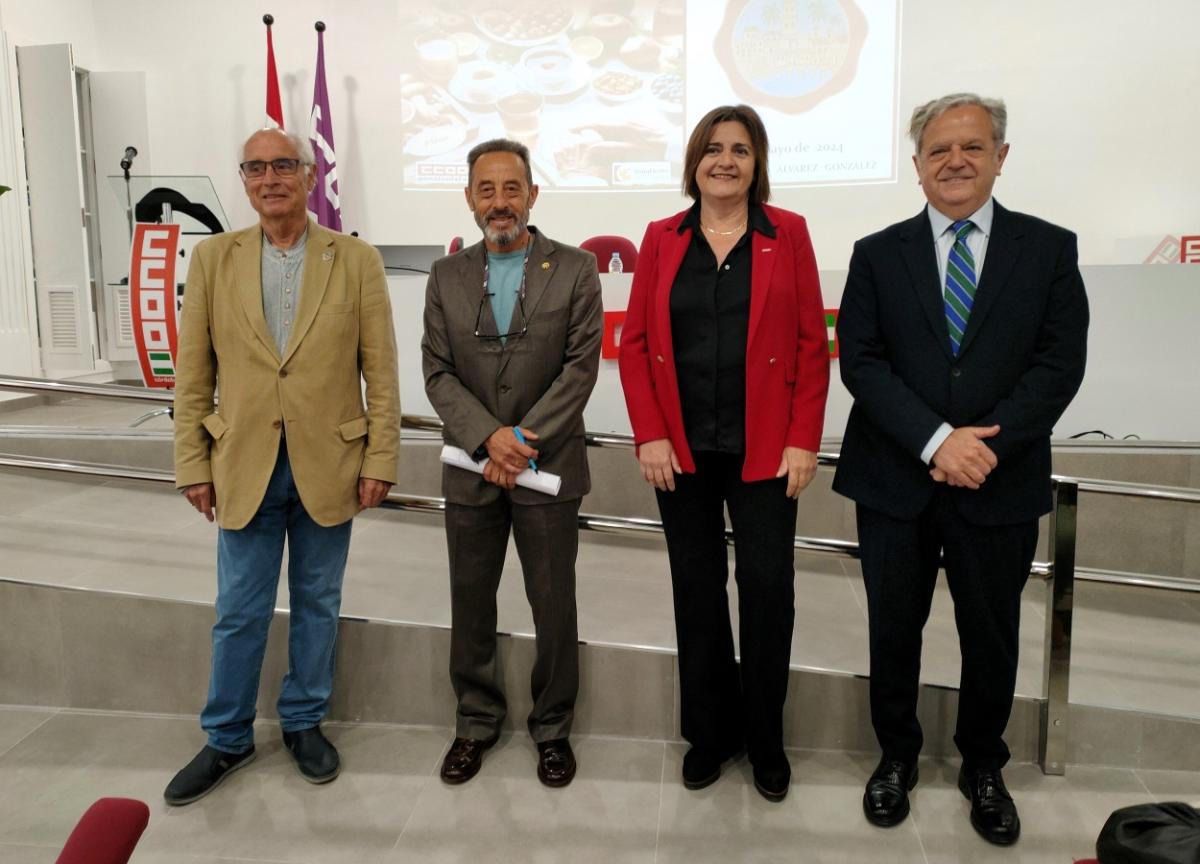 Los responsables sindicales y el presidente de la Diputacin de Crdoba junto al autor del ibro.