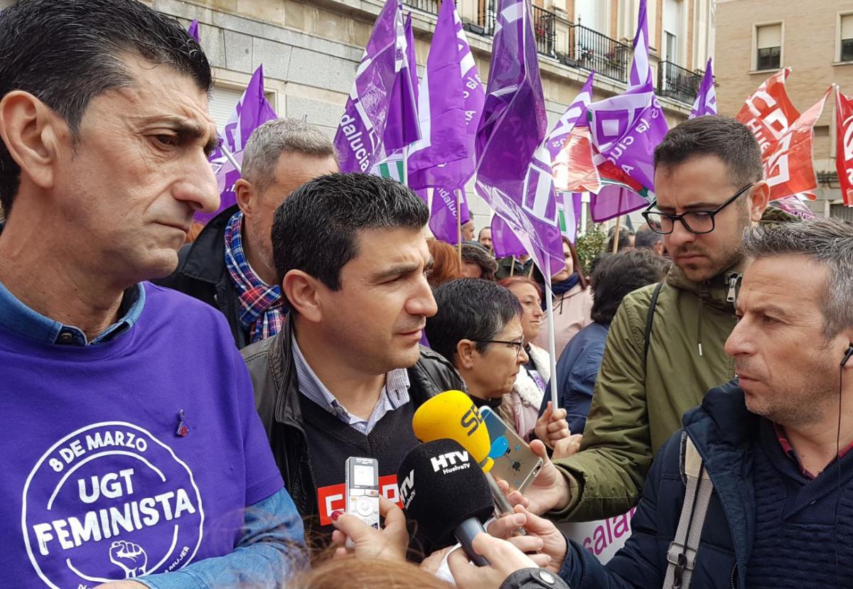 Mujeres y hombres salen a las calles y de los centros de trabajo de Andaluca para decir basta a la desigualdad y a la discriminacin hacia la mujer