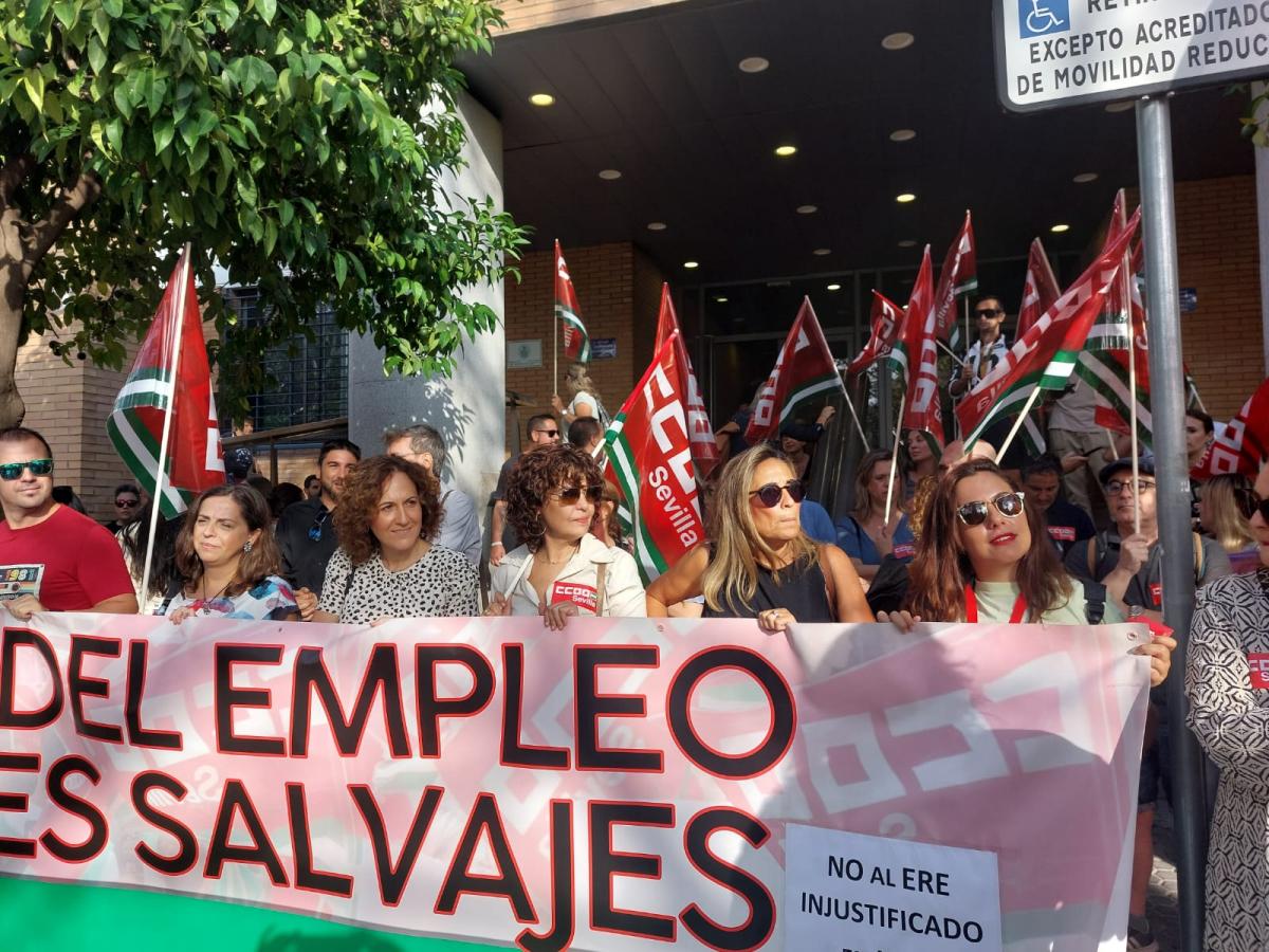 Nuria Lpez en la concentracin contra el ERE salvaje que plantea la empresa ICCS