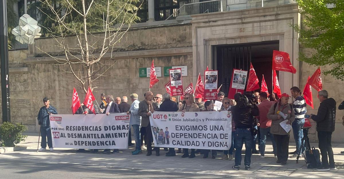 Movilizacin ante la sede de la Junta en Granada