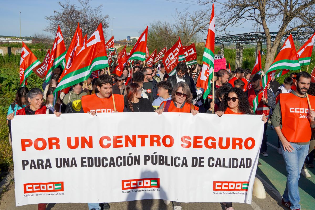 Manifestacin de CCOO y la comunidad educativa para exigir mejoras en el IES Tartessos de Camas.